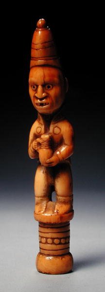 Figuur in Europese kleding met een Duitse steengoedkruik, Congo, begin 19e eeuw door African