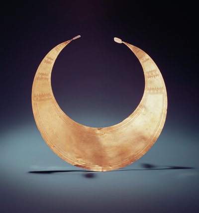 Lunula, Ross, County Westmeath, Vroege Bronstijd, c.2000 v.Chr. door Age Bronze