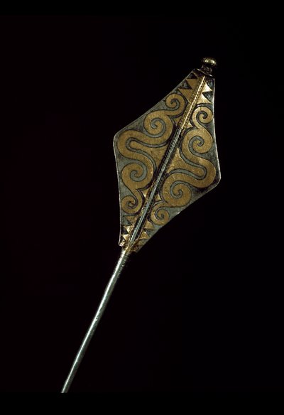 Prehistorie: zilveren broche ingelegd met goud van de Tresor van Borodino (Odessa regio). 1500 v.Chr. Bronstijd. Moskou, Staats Historisch Museum door Age Bronze
