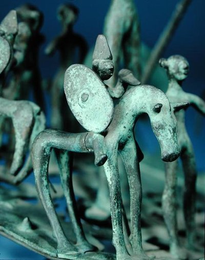 Replica van een paard en ruiter op een ceremoniële bronzen sculptuur uit Strettweg, Oostenrijk door Age Iron