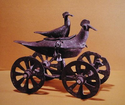 Votiefwagen in de vorm van twee vogels, uit Glasinac nabij Sarajevo door Iron Age