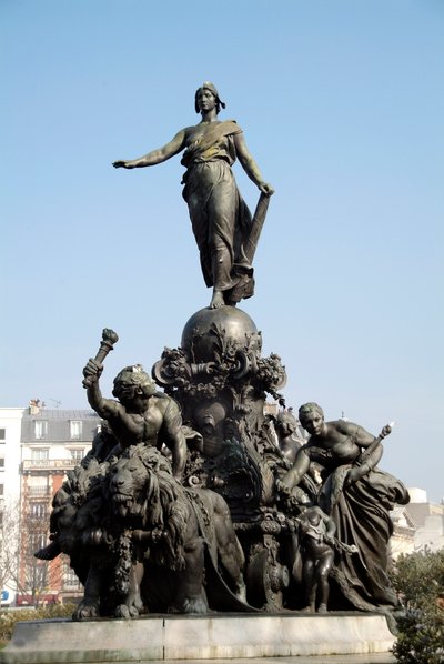 De tank van de natie of triomf van de Republiek. Symbool van algemeen kiesrecht. Staande op een tank aangedreven door twee leeuwen (symbool van volkskracht), wordt Marianne omringd door de allegorieën van Arbeid, Rechtvaardigheid, Vrede en overvloed. Er om door Aime Jules Dalou