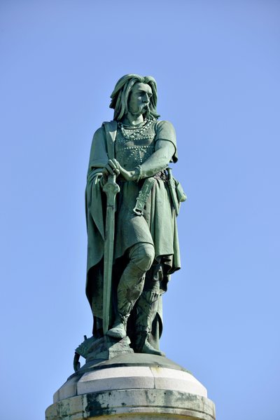 Kolossaal standbeeld van Vercingetorix (72-46 v.Chr.), Gallische leider. Sculptuur van Millet Aime (1819-1891) 6,60 m hoog opgericht in 1865 op het westelijke deel van Mont Auxois (basis 7 m hoog door Viollet Le Duc) Alise Sainte Reine 1865 door Aime Millet