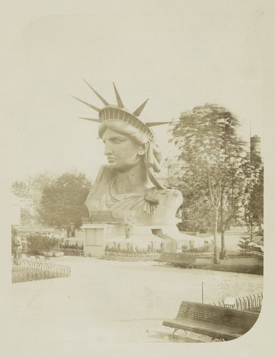Hoofd van het Vrijheidsbeeld tentoongesteld in een park in Parijs, 1883 door Albert Fernique