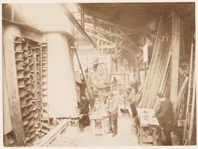 Mannen aan het werk tijdens de bouw van het Vrijheidsbeeld, Parijs door Albert Fernique