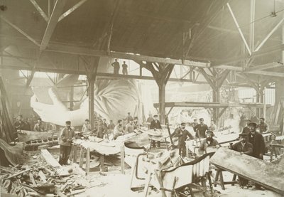 Mannen in een werkplaats die koperen platen hameren voor de bouw van het Vrijheidsbeeld, 1883 door Albert Fernique