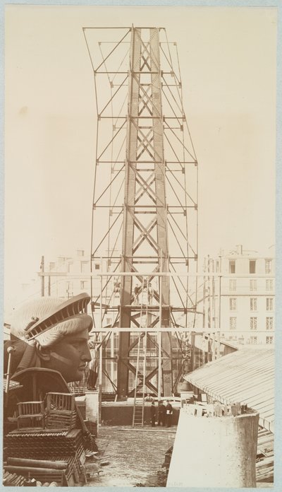 Steigers voor de assemblage van het Vrijheidsbeeld, het hoofd links getoond, Parijs, 1883 door Albert Fernique