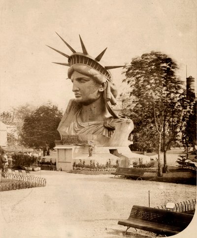 Het hoofd van het Vrijheidsbeeld tentoongesteld in Parijs, 1883 door Albert Fernique