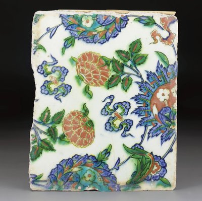 Een Iznik polychrome aardewerk tegel, Ottomaans Turkije, Laat 16e eeuw door Albert Schule