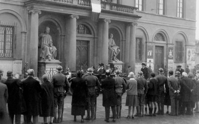 Mensenmassa op Piazza Duomo ter gelegenheid van het bezoek van Koning Vittorio Emanuele III in Florence door Alberto Fierli