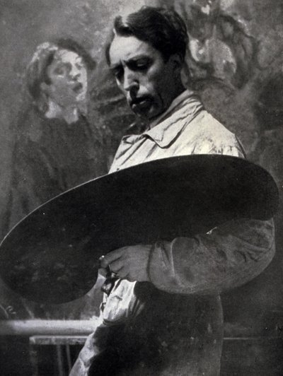 Portret van de schilder Tullio Silvestri aan het werk in zijn studio. De kunstenaar poseert terwijl hij naar zijn palet kijkt, wat de intensiteit van het creatieve moment suggereert door Alberto Segre