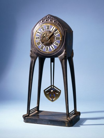 Een Albin Muller tafelklok, voor 1904 door Albin Muller