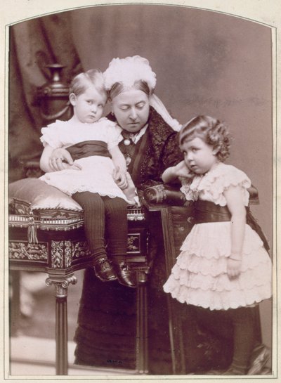 Koningin Victoria met twee van haar kleinkinderen door Alexander Bassano