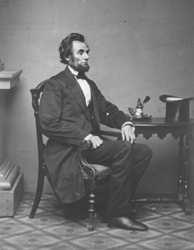 Abraham Lincoln, portret ten voeten uit, zittend, 1861 door Alexander Gardner