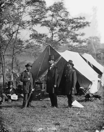 Abraham Lincoln met Allan Pinkerton en generaal-majoor John A. McClernand, 1862 door Alexander Gardner