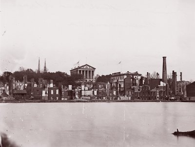 Ruïnes aan de noordelijke oever van het kanaal, Richmond, 1865 door Alexander Gardner