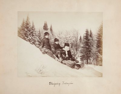 Drie rodelaars op een besneeuwde heuvel door Alexander Henderson