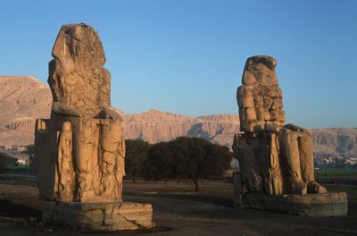 Egypte, oud Thebe, standbeelden van Amenhotep III Colossi van Memnon door Nicolas Toussaint Charlet