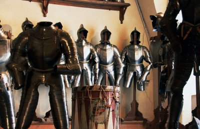 Tentoonstelling van oude wapens, Wapenrusting van kasteel Churburg, Schluderns, Vinschgau, Trentino-Zuid-Tirol, Italië door Nicolas Toussaint Charlet