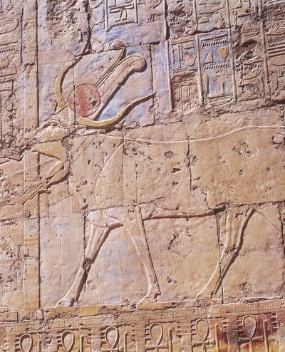 Geschilderd reliëf van godin Hathor in de vorm van een koe door Nicolas Toussaint Charlet