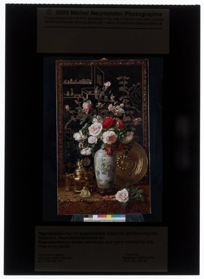 Rozenboeket in Chinese rouleau vaas door Alexis Kreyder
