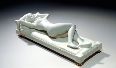 Sevres biscuit figuur van een liggende naakte, 