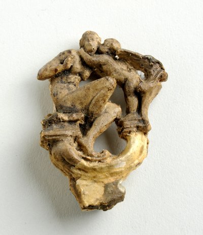 Maquette voor een sleutelboog met een Cupido die een zittend meisje toefluistert: drie schetsen voor de centrale groep door Alfred Gilbert