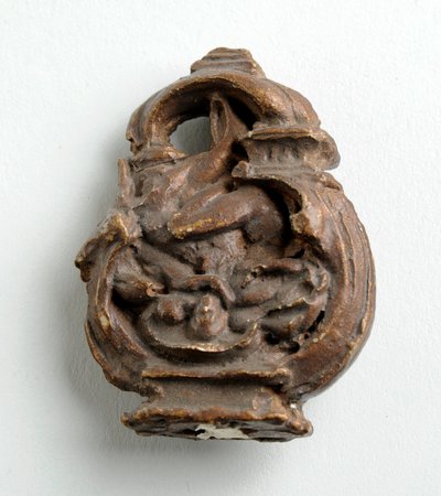 Maquette voor een Sleutelboog met een Cupido die een Zittend Meisje Fluistert: drie schetsen voor de Centrale Groep door Alfred Gilbert