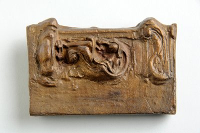 Maquette voor een paneel met een zittend figuur (geschilderd gips) door Alfred Gilbert