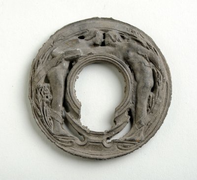 Maquette voor een hanger met een arabesk schild (gebronsd gips) door Alfred Gilbert