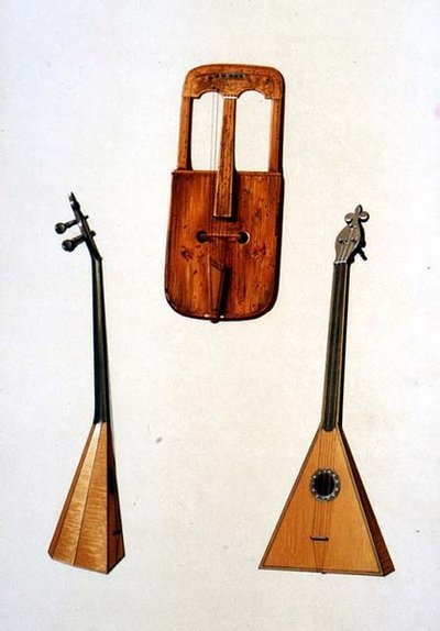 Een Welshe Crwth en een Russische balalaika, uit 
