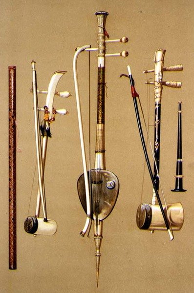 Een khlui, drie so sam sai met strijkstokken en een pi, Thaise instrumenten uit 