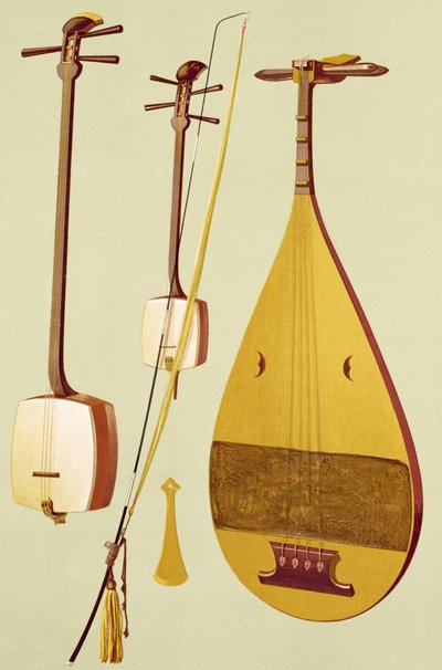 Een shamisen, een kokyu en een biwa, Japans, uit 