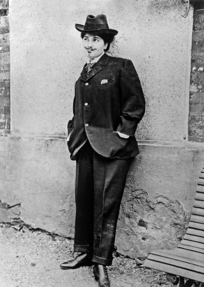 Misia Nathanson (1872-1950) toekomstige Misia Sert, verkleed als man, c. 1900, foto Alfred Natanson door Alfred Natanson