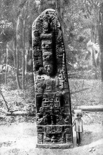 Een mysterieuze monoliet in het oerwoud van Quirigua, Guatemala, 1922 door Alfred P Maudsley