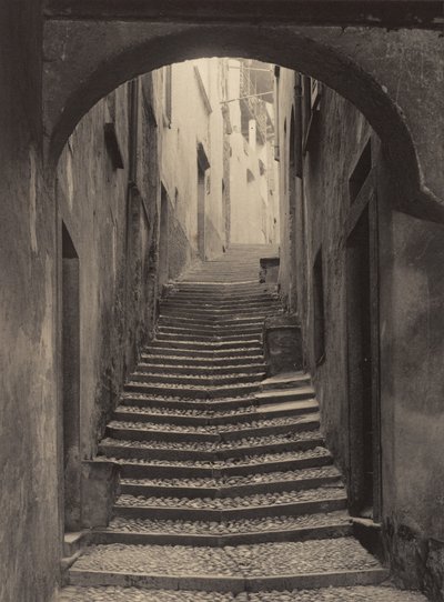 Een straat in Bellagio door Alfred Stieglitz
