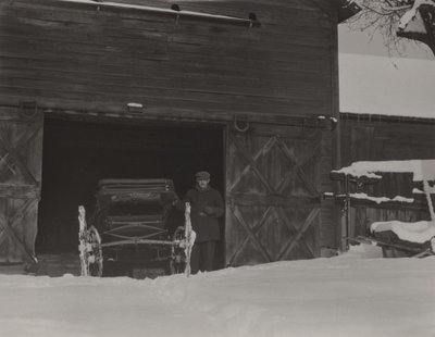 Schuur, koets en sneeuw door Alfred Stieglitz
