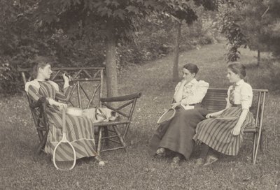 Emmy Obermeyer, Agnes Stieglitz en Flora Small in Oaklawn door Alfred Stieglitz