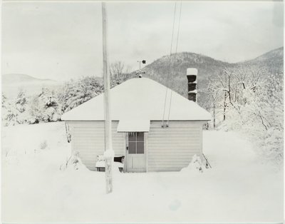 Eerste sneeuw en het kleine huis door Alfred Stieglitz