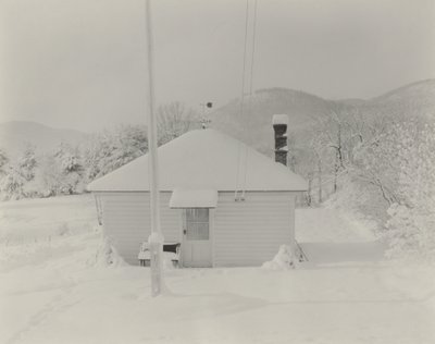 De eerste sneeuw en het kleine huisje door Alfred Stieglitz