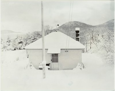 Eerste sneeuw en het kleine huis, 1923 door Alfred Stieglitz