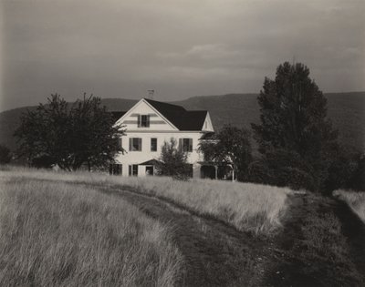Huis en bomen, Lake George door Alfred Stieglitz
