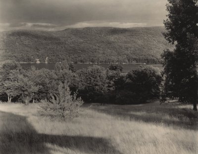 Lake George vanaf de heuvel door Alfred Stieglitz