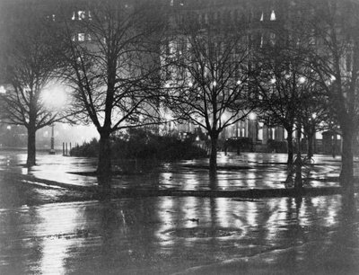 Reflecties, nacht, New York, c.1898 door Alfred Stieglitz