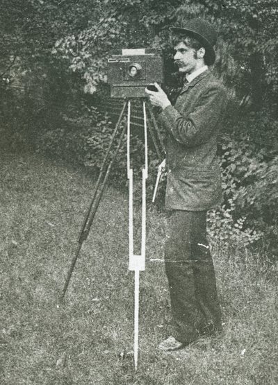 Zelfportret met camera, statief en pistool, 1886 door Alfred Stieglitz