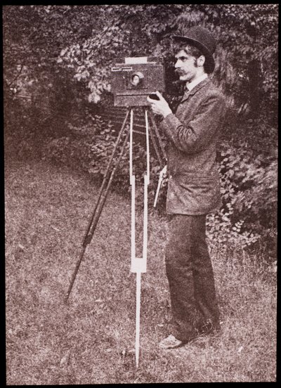 Zelfportret met camera, statief en pistool door Alfred Stieglitz