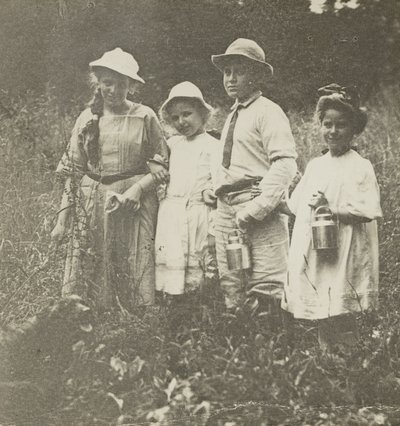 Zonder titel (Flora, Elizabeth, Howard & Kitty in Lake George veld) door Alfred Stieglitz
