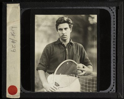Ongenoemd neef Edward met tennisracket door Alfred Stieglitz