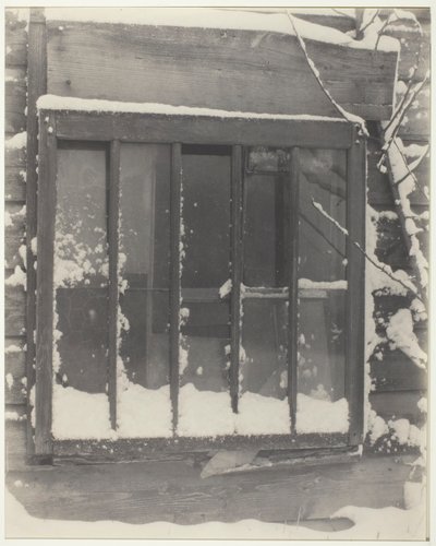 Raam: hout, glas, sneeuw door Alfred Stieglitz