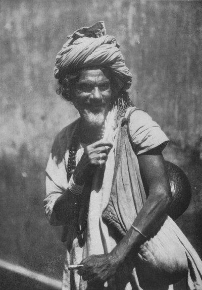 Een Mohammedaanse Fakir of Goochelaar, c1890, 1910 door Alfred William Amandus Plate